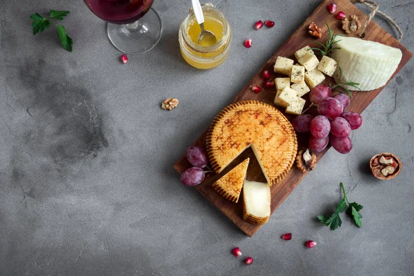 Cheese Platter Assorted Cheeses Grapes Nuts Concrete Background Copy Space — Stock Photo, Image