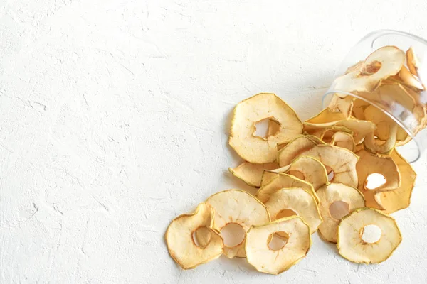 Susuz elma meyve cips beyaz arka planda, kopya alanı, sağlıklı vegan snack.