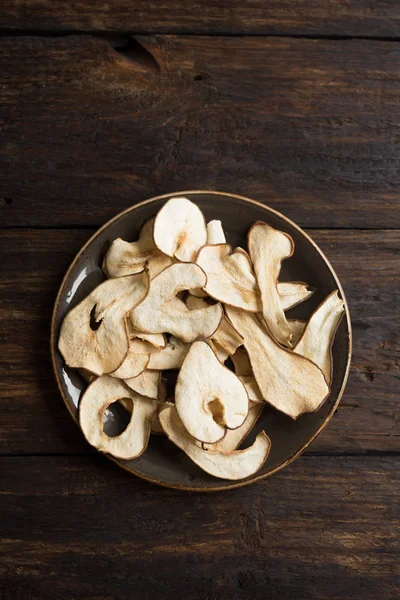 Armut meyve koyu ahşap arka plan, kopya alanı, sağlıklı vegan Aperatif üzerindeki fişlere susuz.