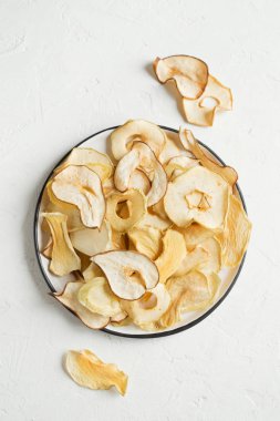 Beyaz arka plan, kopya alanı üzerinde çeşitli meyve cips. Karışık kurutulmuş elma, armut, kavun, mango meyve cips - sağlıklı vegan snack.