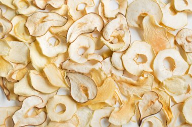 Beyaz arka plan, kopya alanı üzerinde çeşitli meyve cips. Karışık kurutulmuş elma, armut, kavun, mango meyve cips - sağlıklı vegan snack.