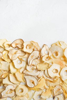 Beyaz arka plan, kopya alanı üzerinde çeşitli meyve cips. Karışık kurutulmuş elma, armut, kavun, mango meyve cips - sağlıklı vegan snack.