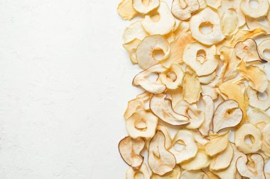 Beyaz arka plan, kopya alanı üzerinde çeşitli meyve cips. Karışık kurutulmuş elma, armut, kavun, mango meyve cips - sağlıklı vegan snack.