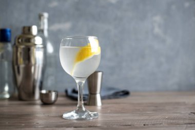 Vesper Martini kokteyl limon dilimi ile. Ev yapımı Vesper kokteyl masada, kopyalama alanı.
