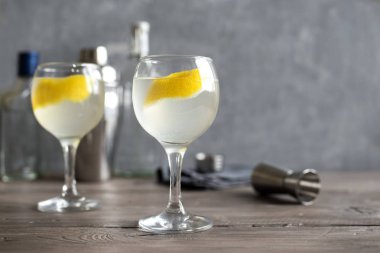 Vesper Martini kokteyl limon dilimi ile. Ev yapımı Vesper kokteyl masada, kopyalama alanı.