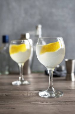 Vesper Martini kokteyl limon dilimi ile. Ev yapımı Vesper kokteyl masada, kopyalama alanı.