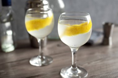 Vesper Martini kokteyl limon dilimi ile. Ev yapımı Vesper kokteyl masada, kopyalama alanı.