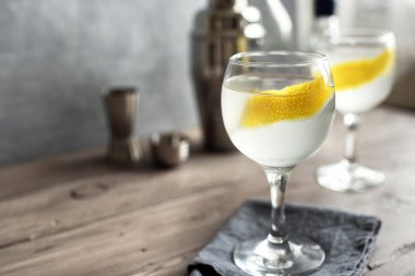 Vesper Martini kokteyl limon dilimi ile. Ev yapımı Vesper kokteyl masada, kopyalama alanı.