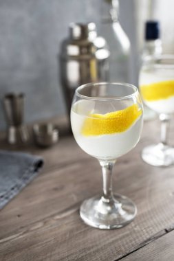 Vesper Martini kokteyl limon dilimi ile. Ev yapımı Vesper kokteyl masada, kopyalama alanı.