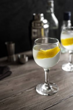 Alkol cin çiçeği kokteyl limon ve buz. Cin tonik fizz veya votka kokteyl siyah arka plan üzerine, kopya alanı.