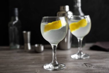 Cin fizz limon, salatalık, biberiye ve buz ile kokteyl. Cin tonik veya siyah arka plan, kopya alanı üzerine delici.