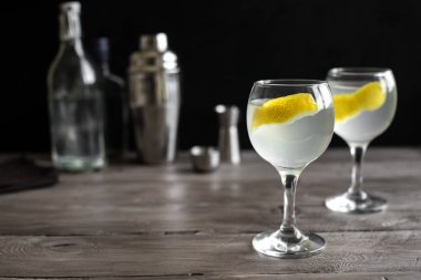 Alkol cin çiçeği kokteyl limon ve buz. Cin tonik fizz veya votka kokteyl siyah arka plan üzerine, kopya alanı.