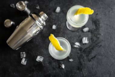 Vesper Martini kokteyl limon dilimi ile. Ev yapımı Vesper kokteyl masada, kopyalama alanı.