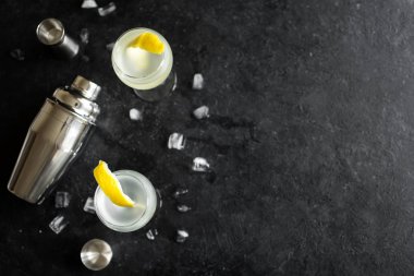 Vesper Martini kokteyl limon dilimi ile. Ev yapımı Vesper kokteyl masada, kopyalama alanı.