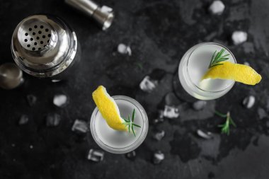 Alkol kokteyl limon, biberiye ve buz ile. Cin tonik fizz veya votka kokteyl siyah arka plan üzerine, kopya alanı.