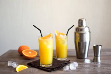 Tornavida kokteyli votka, buz ve portakal suyu ile. Ev yapımı tornavida kokteyl içki ahşap masa, kopya alanı.