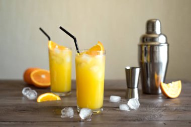 Tornavida kokteyli votka, buz ve portakal suyu ile. Ev yapımı tornavida kokteyl içki ahşap masa, kopya alanı.