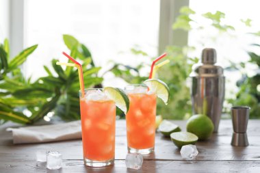 Zombi kokteyl ROM, kireç ile süslenmiş ile. Soğuk tatlı yaz meyve kırmızı alkol içki ahşap masa, kopya alanı üzerinde serinletici kokteyl.