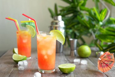 Zombi kokteyl ROM, kireç ile süslenmiş ile. Soğuk tatlı yaz meyve kırmızı alkol içki ahşap masa, kopya alanı üzerinde serinletici kokteyl.