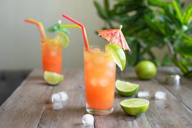 Zombi kokteyl ROM, kireç ile süslenmiş ile. Soğuk tatlı yaz meyve kırmızı alkol içki ahşap masa, kopya alanı üzerinde serinletici kokteyl.