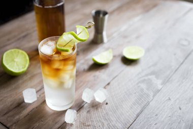 Karanlık ve fırtınalı Rum kokteyl Zencefilli bira ve kireç garnitür ile. Ahşap masa, kopya alanı cam karanlık ve fırtınalı kokteyl içki.
