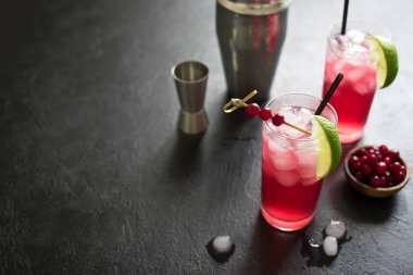 Cape Codder kokteyl kireç ve buz ile. Kızılcık ve votka alkol Cape Codder kokteyl siyah arka plan üzerine.