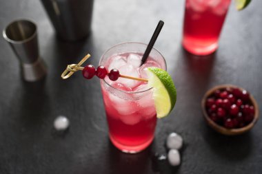 Cape Codder kokteyl kireç ve buz ile. Kızılcık ve votka alkol Cape Codder kokteyl siyah arka plan üzerine.