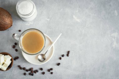 Kurşungeçirmez kahve, organik tereyağı ve MCT hindistan cevizi yağı, paleo, keto, ketojenik içecekle harmanlanmış..