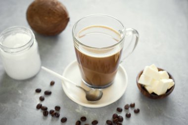 Kurşungeçirmez kahve, organik tereyağı ve MCT hindistan cevizi yağı, paleo, keto, ketojenik içecekle harmanlanmış..