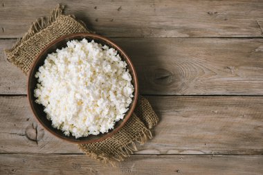 Süzme peynir, lor rustik ahşap masa, üstten görünüm, kopya alanı. Organik biyo çiftliği süt ürünleri - süzme peynir.