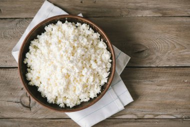 Süzme peynir, lor rustik ahşap masa, üstten görünüm, kopya alanı. Organik biyo çiftliği süt ürünleri - ev yapımı peynir.