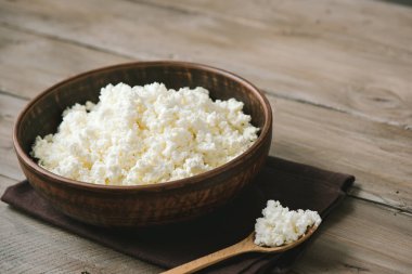 Süzme peynir, lor rustik ahşap masa, üstten görünüm, kopya alanı. Organik biyo çiftliği süt ürünleri - ev yapımı peynir.