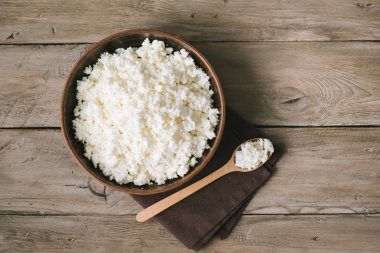 Süzme peynir, lor rustik ahşap masa, üstten görünüm, kopya alanı. Organik biyo çiftliği süt ürünleri - ev yapımı peynir.