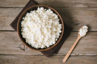 Süzme peynir, lor rustik ahşap masa, üstten görünüm, kopya alanı. Organik biyo çiftliği süt ürünleri - süzme peynir.