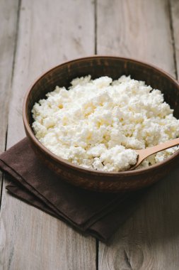 Süzme peynir, lor rustik ahşap masa, üstten görünüm, kopya alanı. Organik biyo çiftliği süt ürünleri - süzme peynir.