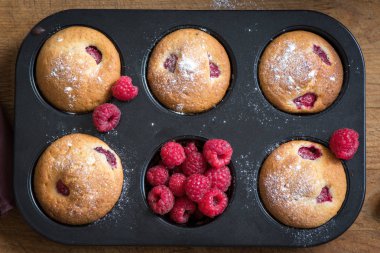 Ev yapımı kek ahududu. Kahvaltı için sağlıklı Berry Muffins.