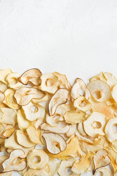 Beyaz arka plan, kopya alanı üzerinde çeşitli meyve cips. Karışık kurutulmuş elma, armut, kavun, mango meyve cips - sağlıklı vegan snack.