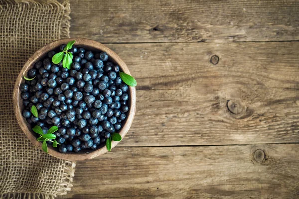 Verse Bosbessen Met Groene Bladeren Houten Kom Biologische Bosbessen Houten — Stockfoto