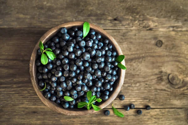 Verse Bosbessen Met Groene Bladeren Houten Kom Biologische Bosbessen Houten — Stockfoto