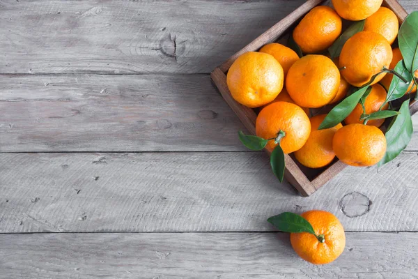 Tangerinky Pomeranče Klementinky Citrusové Plody Zelenými Listy Dřevěném Pozadí Kopírovacím — Stock fotografie