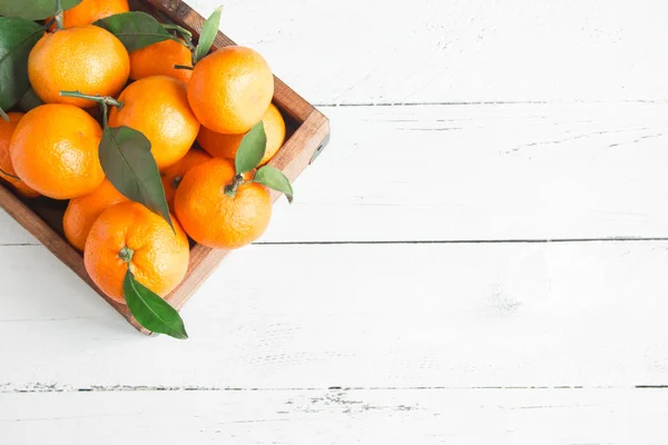 Tangerinas Laranjas Clementinas Citrinos Com Folhas Verdes Sobre Fundo Madeira — Fotografia de Stock