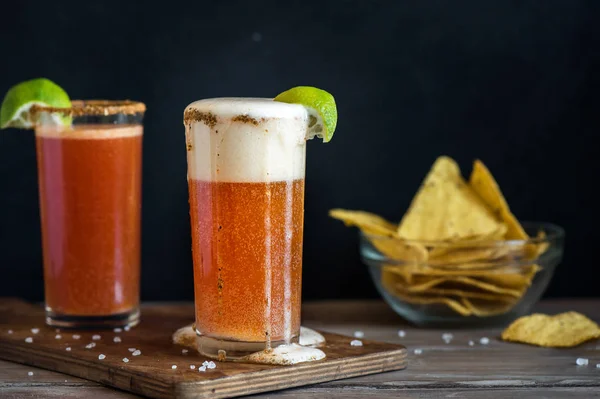 Michelada Mexican Bloody Beer Spisy Rim Tomato Juice Подаются Limes — стоковое фото