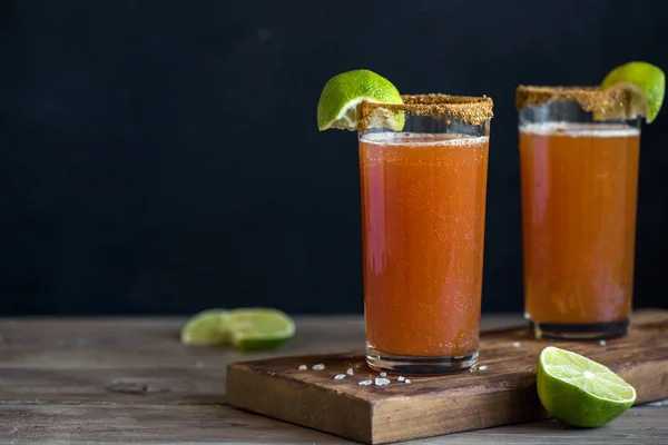 Michelada Mexican Bloody Beer Spisy Rim Tomato Juice Подаются Limes — стоковое фото