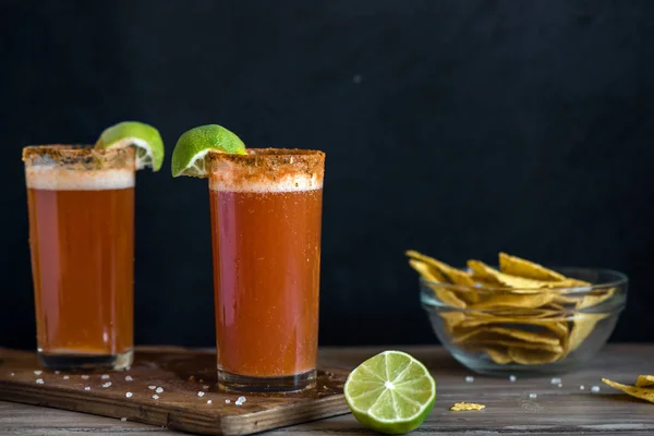Michelada Mexican Bloody Beer Spisy Rim Tomato Juice Served Limes — Stock Photo, Image