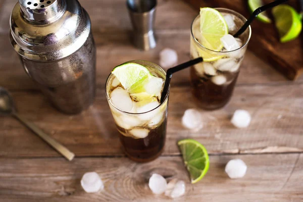 Ron Cola Cuba Libre Bebida Con Lima Hielo Sobre Mesa — Foto de Stock