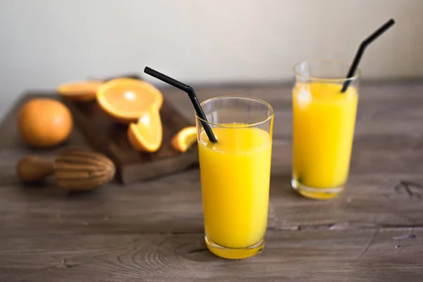 신선한 유기농 오렌지 주스입니다 테이블 공간에 안경에 오렌지 — 스톡 사진