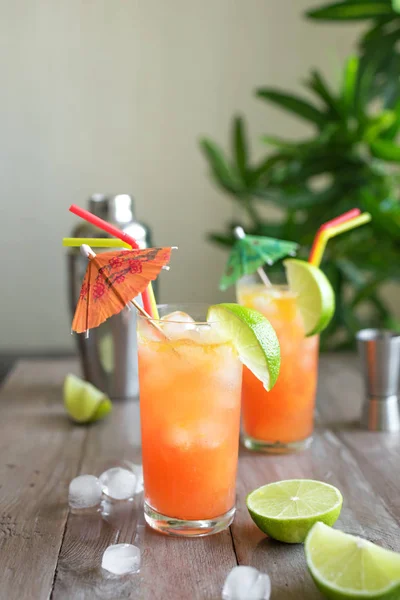 Zombie Cocktail Mit Rum Garniert Mit Limette Kalte Süße Sommerfrüchte — Stockfoto