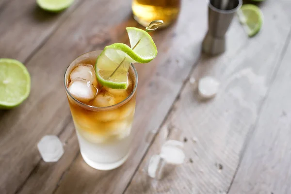 Mörka Och Stormiga Rom Cocktail Med Ginger Beer Och Lime — Stockfoto