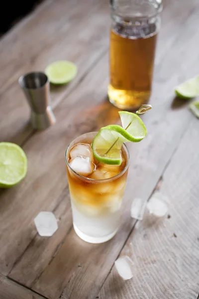 Cocktail Rhum Sombre Orageux Avec Bière Gingembre Garniture Chaux Verre — Photo