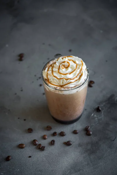 Холодный Кофе Frappe Frappuccino Взбитыми Сливками Карамелью Темном Фоне Копировальное — стоковое фото